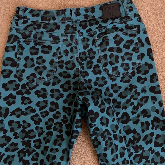 LIKE NEW!!! Animal print distressed ankle jean - Picture 6 of 7